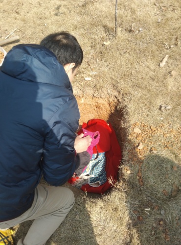 狗狗小多多超度下葬法会后——土葬(图4)